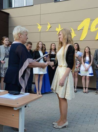 Abiturientei Evelinai Šeštokaitei - ir "Anykštos" padėka. Jono JUNEVIČIAUS nuotr.