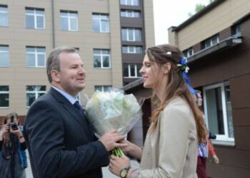 Geriausios gimnazistės padėka klasės auklėtojui Dariui Mažeikiui. Jono JUNEVIČIAUS nuotr.