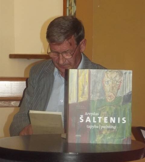 Profesorius Arvydas Šaltenis pasakojo, kad dar nenorėjo knygos apie save: "Knyga atrodo jau kaip paminklas, galutinis taškas žmogaus gyvenime... Bet dailėtyrininkė Raminta Jurėnaitė mažai su manimi ką derinusi, ėmė ir parašė knygą..." Autorės nuotr.