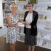Viešnia iš JAV Marija Meškauskas Viešosios bibliotekos Kraštotyros ir leidybos skyriaus vedėjai Audronei Berezauskienei įteikė tris knygas.