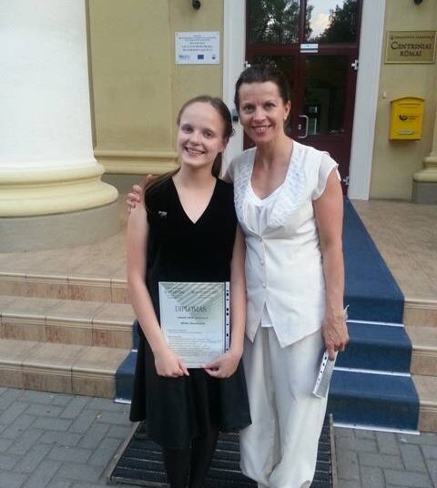 Anykštėnė pianistė Milda Daunoraitė su konkurso "Muzika be sienų" komisijos nare, garsia pianiste Guoda Gedvilaite.