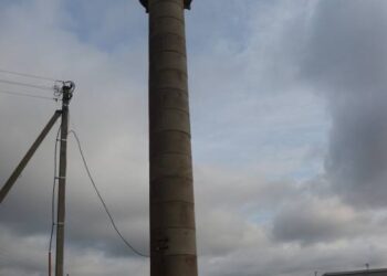 Šis aukštas vandens bokštas Smėlynės kaime labai tinka mobiliojo ryšio antenoms.  Autoriaus nuotr.