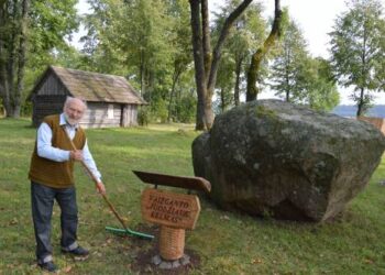 Įbetonavus meninę kompoziciją patenkintas darbu doc. dr. Juozas Lapienis dar pasiėmė į rankas ir grėblį: gražus medžio drožinys turi būti gražioje aplinkoje.