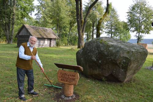 Įbetonavus meninę kompoziciją patenkintas darbu doc. dr. Juozas Lapienis dar pasiėmė į rankas ir grėblį: gražus medžio drožinys turi būti gražioje aplinkoje.