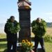 Prie paminklo Vaižgantui nusifotografavo svėdasiškių nupintais ąžuolo lapų vainikais abu naujieji laureatai Svėdasų parapijos klebonas kun. Vydas Juškėnas (kairėje) ir poetas, publicistas Donatas Petrošius. Simonos BAGDONAITĖS nuotr.