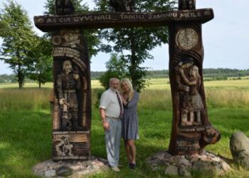 Šalia svėdasiškio menininko Aleksandro Tarabildos kompozicijos, skirtos Vaižganto apysakos „Dėdės ir dėdienės“ veikėjams neseniai nusifotografavo Vaižganto kūrybos personažų įamžinimo Malaišiuose iniciatorius kraštietis doc., dr. Juozas Lapienis su savo giminaite aktore Agne Šataite, kuri už „Dėdėse ir dėdienėse“ atliktą Severiutės vaidmenį 2015 metais buvo apdovanota „Auksiniu scenos kryžiumi“.