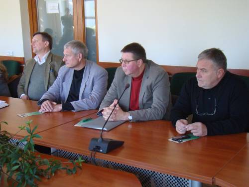 Galimas rizikas įžvelgė vienintelis muzikos pedagogas Stanislovas Aglinskas (pirmas dešinėje).