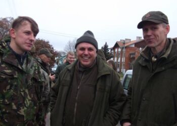 Vyriškas medžioklėje patyrusių vyrų pokalbis: iš kairės Tadas Ražanskas, Petras Baronas ir Laimis Trumpickas.Autoriaus nuotr.