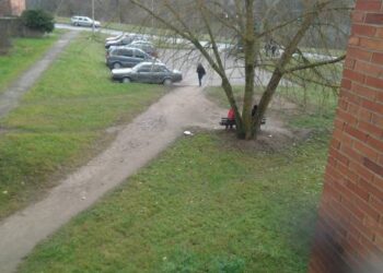 Skaitytoja nufotografavo ir redakcijai atsiuntė  moksleivių paliktas šiukšles.