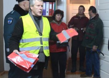 Anykščių kelių tarnybos inžinierius Rimantas Vizbaras ir Anykščių policijos komisariato Kelių policijos poskyrio viršininkas Rimvydas Versinskas šiandien atšvaitus dalins visose rajono seniūnijose. Autoriaus nuotr.