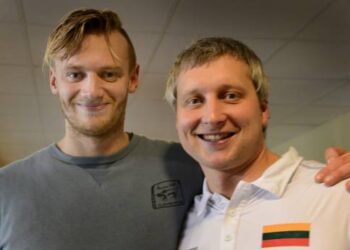 Plaukikas Giedrius Titenis ir jo treneris Žilvinas Ovsiukas džiaugiasi galimybe rungtyniauti Anykščių baseineAutoriaus nuotr.