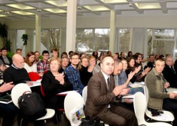 Be dėl autobuso gedimo vėluojančių latvių į tarptautinę archeologų konferenciją Menų inkubatoriuje susirinko septynios dešimtys archeologų. Autoriaus nuotr.