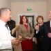 Apie vyriausiajam Troškūnų palaikomojo gydymo ir slaugos ligoninės gydytojui Rimondui Bukeliui (kairėje) statybininkų dovanotą raktą profesorius, diplomatas, Ministro Pirmininko patarėjas Antanas Vinkus (dešinėje) sakė, kad svarbiausia raktą pakabinti aukštai, kad niekada juo nereikėtų ligoninės užrakinti. Jono JUNEVIČIAUS nuotr.
