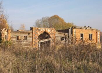 Unikalus buvusio dvaro statinys iš raudonų plytų ir akmenų - klojimas ir tvartas - kaskart vis labiau virsta griuvėsiais.