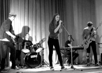 Nuo kairės pusės: Gvidas Diržys (gitara), Jonas Petraška (būgnai), Monika Motekaitytė (vokalas), Martynas Jurkėnas (klavišiniai) ir Vainius Indriūnas (gitara). Visi jie mąsto apie galimybę gyvenimą sieti su muzika, taip pat visi. išskyrus Gvidą, yra baigę Anykščių muzikos mokyklą.Autorės nuotr.