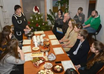 Jaunieji žurnalistai ir "Anykštos" kolektyvas ketvirtadienio vakarą sėdėjo arbatos puodelių. Jono JUNEVIČIAUS nuotr.