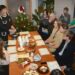 Jaunieji žurnalistai ir "Anykštos" kolektyvas ketvirtadienio vakarą sėdėjo arbatos puodelių. Jono JUNEVIČIAUS nuotr.