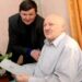 Savo pirmąjį trenerį sveikina krepšinio legenda, Lietuvos Seimo narys Sergejus Jovaiša. Autoriaus nuotr.