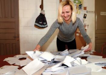 Prizus rinko laiminga „Anykštos“ buhalterės Kristinos Kirtiklienės ranka.Jono JUNEVIČIAUS nuotr.