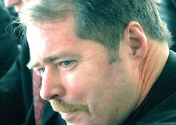 LR Seimo narys Ričardas Sargūnas, jeigu nebūtų įstatymų leidžiamosios valdžios atstovas, su malonumu į rankas imtų staliaus įrankius arba saksofoną.Jono JUNEVIČIAUS nuotr.