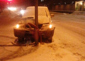 Anykščių centras. Kai gatvė nesiskiria nuo apsnigto lauko, visiškai nenuostabu, kad automobilį tampa sunku suvaldyti.
