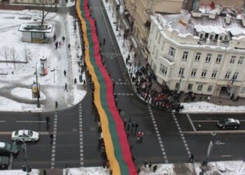 Rekordinio 1000 metrų  ilgio trispalvė, kurią Erikas Druskinas pasiuvo drauge su Anykščių moksleiviais, buvo išskleista daugelyje  Europos miestų - Kijeve, Odesoje, Briuselyje, Rygoje...