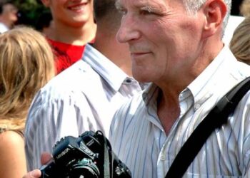 Fotomenininkas Algimantas Žižiūnas  2005 metų liepą Anykščių miesto šventėje.Autoriaus nuotr.