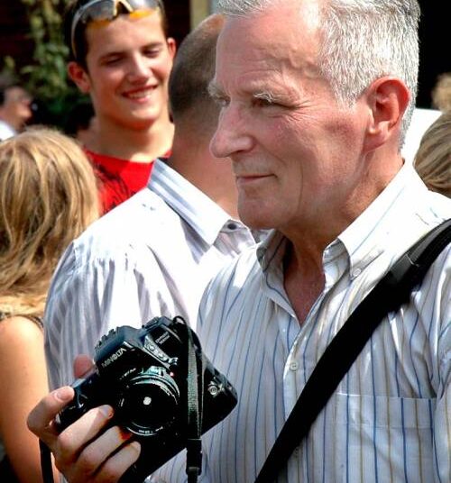 Fotomenininkas Algimantas Žižiūnas  2005 metų liepą Anykščių miesto šventėje.Autoriaus nuotr.