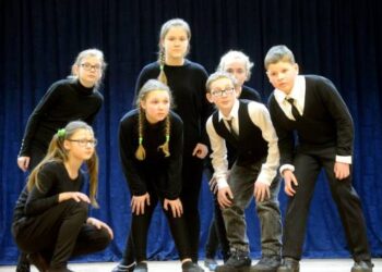 Scenoje – Troškūnų Kazio Inčiūros gimnazijos 5 – 6 klasių mokinių poetinė kompozicija „Kronopų ir garsenybių istorijos“ pagal Julio Cortuzar istorijas ir Juozo Erlicko pamąstymus. Autoriaus nuotr.