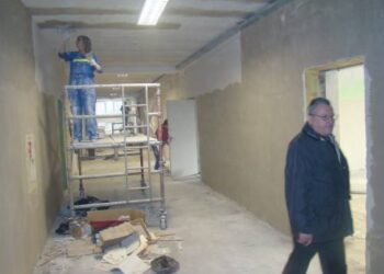 Seimo nario Ričardo Sargūno padėjėjas, rajono Tarybos narys Alfrydas Savickas pastaruoju metu dėl užsitęsusių gimnazjos remonto darbų sulaukia nemažai moksleivių tėvų skundų.