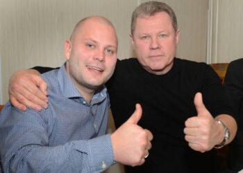 Lukas Pakeltis (kairėje) viliasi, kad liberalų pažadas sumažinti šilumos kainą bus įvykdytas