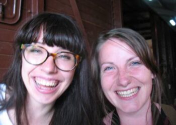 Linksmos linksmiausių iš linksmiausių šypsenos - Elvyra Novicka (kairėje) ir Sarah Davenport.Autoriaus nuotr.