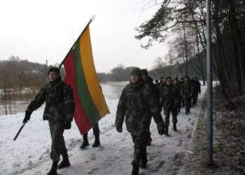 Dariaus ir Girėno šaulių kuopos jaunieji šauliai žygyje.