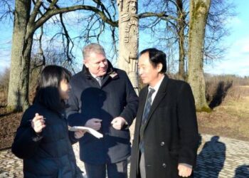 Kurkliečių svečias Japonijos ambasadorius Toyei Shigeeda (dešinėje) Stepono Kairio gimtinėje. Autoriaus nuotr.
