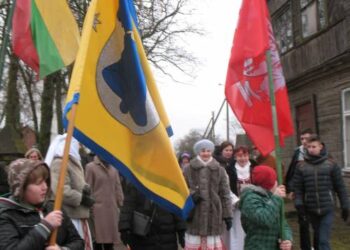 Laisvos Lietuvos dangaus fone švytėjo mūsų brangiosios vėliavos - istorinė trispalvė, Svėdasų ir Aukštaitijos.