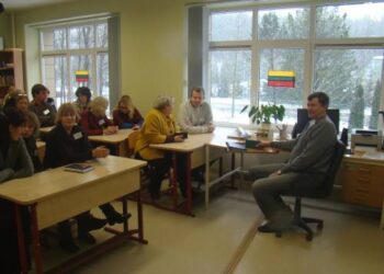 Su streikuojančiais Anykščių Jono Biliūno gimnazijos mokytojais susitiko Seimo narys Sergejus Jovaiša.