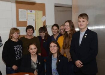 Jaunųjų žurnalistų mokyklėlė prie „Anykštos“ redakcijos veikia jau trečius metus. Baigę ją, moksleiviai gauna pažymėjimus. Nuotraukoje – 2015 m. laida.
