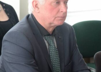 "Pagal dabar skleidžiamą informaciją žiniasklaidoje, kameros tikrai nėra bendruomenės narių saugumo užtikrinimo, prevencijos priemonė. Bent dabar ji yra bausmių ir bendruomenės narių supriešinimo su vietos valdžia priemonė“,  - rašo rajono Tarybos narys Arūnas Liogė.