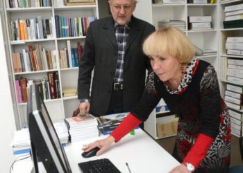 Anykščių viešosios bibliotekos kraštotyros skyriaus vedėja Audronė Berezauskienė ir kraštietis mokslininkas Osvaldas Janonis ruošia spaudai bibliografinį žodyną. Autoriaus nuotr.