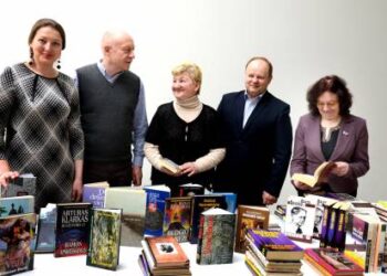 Tai tik maža dalelė Lietuvos nacionalinės Martyno Mažvydo bibliotekos Staškūniškio kaimo bibliotekai dovanotų knygų. Iš kairės: Lietuvos nacionalinės Martyno Mažvydo bibliotekos darbuotoja, Lietuvos bibliotekininkų draugijos tarybos narė Alma Masevičienė, Martyno Mažvydo bibliotekos  generalinis direktorius Renaldas Gudauskas,  Staškūniškio kaimo  bibliotekos vyr. bibliotekininkė Gražina Adomavičiūtė, Anykščių Liudvikos ir Stanislovo Didžiulių viešosios bibliotekos direktorius Romas Kutka  ir šios bibliotekos Metodinio darbo organizatorė Vida Kontrimavičienė.  Autoriaus nuotr.