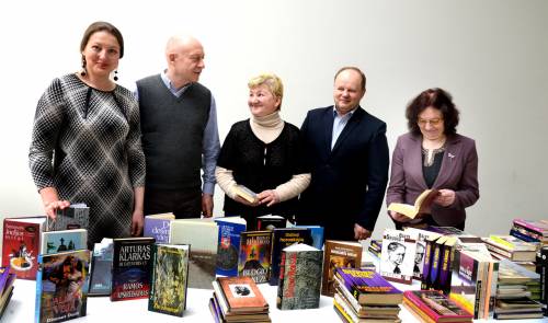 Tai tik maža dalelė Lietuvos nacionalinės Martyno Mažvydo bibliotekos Staškūniškio kaimo bibliotekai dovanotų knygų. Iš kairės: Lietuvos nacionalinės Martyno Mažvydo bibliotekos darbuotoja, Lietuvos bibliotekininkų draugijos tarybos narė Alma Masevičienė, Martyno Mažvydo bibliotekos  generalinis direktorius Renaldas Gudauskas,  Staškūniškio kaimo  bibliotekos vyr. bibliotekininkė Gražina Adomavičiūtė, Anykščių Liudvikos ir Stanislovo Didžiulių viešosios bibliotekos direktorius Romas Kutka  ir šios bibliotekos Metodinio darbo organizatorė Vida Kontrimavičienė.  Autoriaus nuotr.