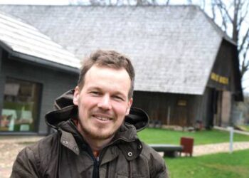Antano Baranausko ir Antano Vienuolio-Žukausko memioralinio muziejaus Etninės kultūros skyriaus (Arklio muziejaus) direktorius Mindaugas Karčemarskas sako, kad dėl Arklio muziejaus, čia veikiančių dviejų jojimo sporto klubų, etnografinių sodybų ir Jono Biliūno memioralinio muziejaus Niūronys yra, ko gero, labiausia lankomas kaimas Lietuvoje.