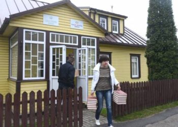 Iš Pasaulio anykštėnų bendrijos taip vadinamų Avižienių namų knygos iškeliauja į biblioteką. Autoriaus nuotr.