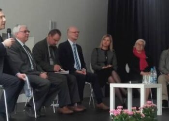 Diskusiją moderavo žurnalistas Virginijus Savukynas (pirmas iš kairės). Dalyviai: Anykščių regioninio parko direkcijos vadovas Kęstutis Šerepka, vicemeras Sigutis Obelevičius, Kazimiero Simonavičiaus universiteto rektorius, prof. dr. Arūnas Augustinaitis, Valstybinio turizmo departamento Turizmo politikos skyriaus vedėja Rasuolė Audrulienė, Lietuvos turizmo informacijos centrų asociacijos vadovė Daiva Tankūnaitė ir architektas Audrys Karalius.