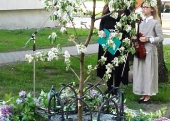 Į atminties suolelio atidengimo ceremoniją žmonės buvo kviečiami atsinešti po gėlės žiedą ar žolyno šakelę.