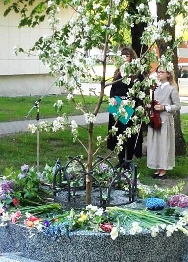 Į atminties suolelio atidengimo ceremoniją žmonės buvo kviečiami atsinešti po gėlės žiedą ar žolyno šakelę.