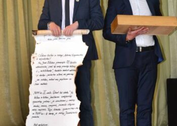 Ilgas testamentas ir mokyklos raktas - abiturientų dovana vienuoliktokams. Nuotr. Jono JUNEVIČIAUS