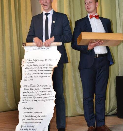 Ilgas testamentas ir mokyklos raktas - abiturientų dovana vienuoliktokams. Nuotr. Jono JUNEVIČIAUS