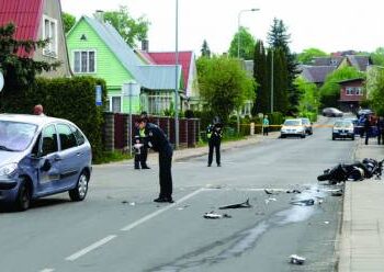 Po avarijos sankryžą pareigūnai aptvėrė ir kelioms valandoms sustabdė eismą.