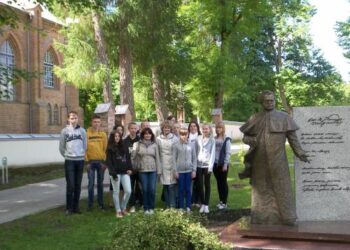 Svėdasiškiai, vos atvažiavę į Birštoną, pirmiausia pasigrožėjo naujuoju paminklu Vaižgantui ir nusifotografavo